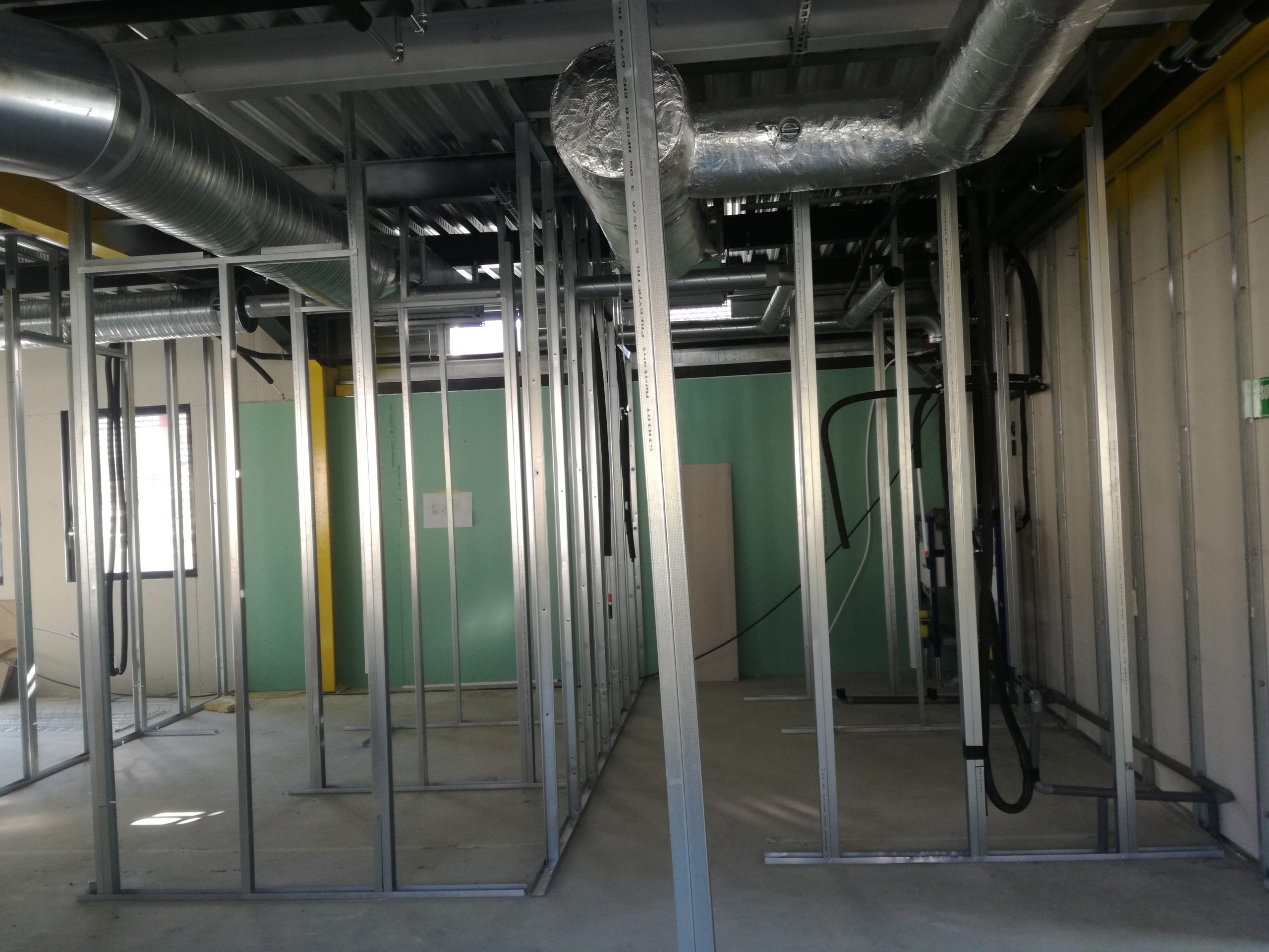 Ossature métallique de cloisons Placo en cours de pose sur chantier